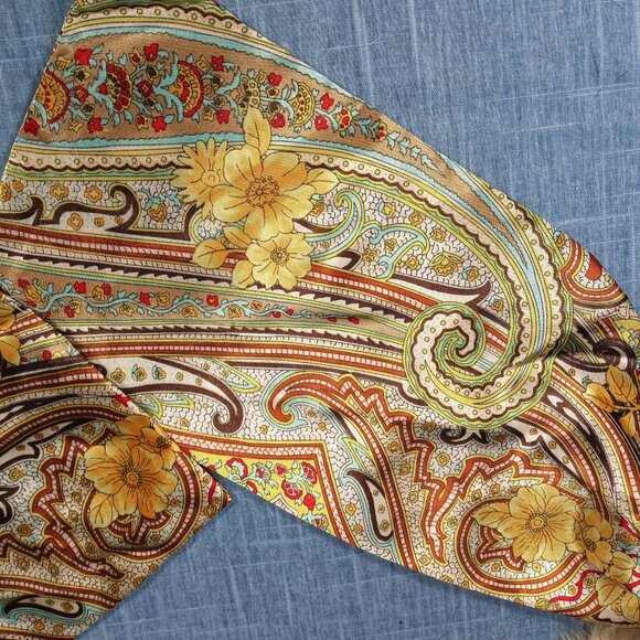 1960's White Fur Scarf with Paisley Silk Lining - Picture 2 of 5